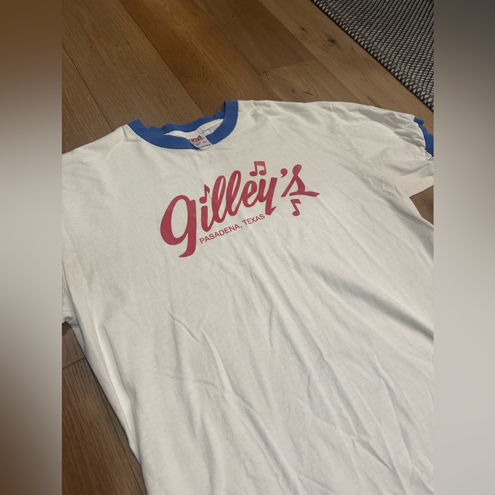 Gilley’s Pasadena, Texas Vintage. White Tee with Red Graphic and Blue Collar - Picture 2 of 4